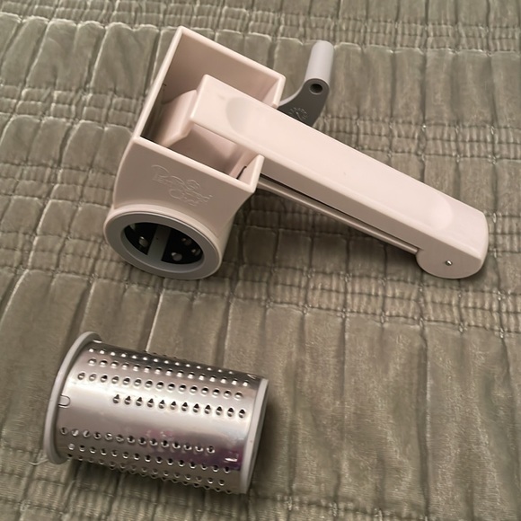The Pampered Chef Deluxe Handheld Hand Crank Cheese Grater Zester Shredded - Picture 5 of 9